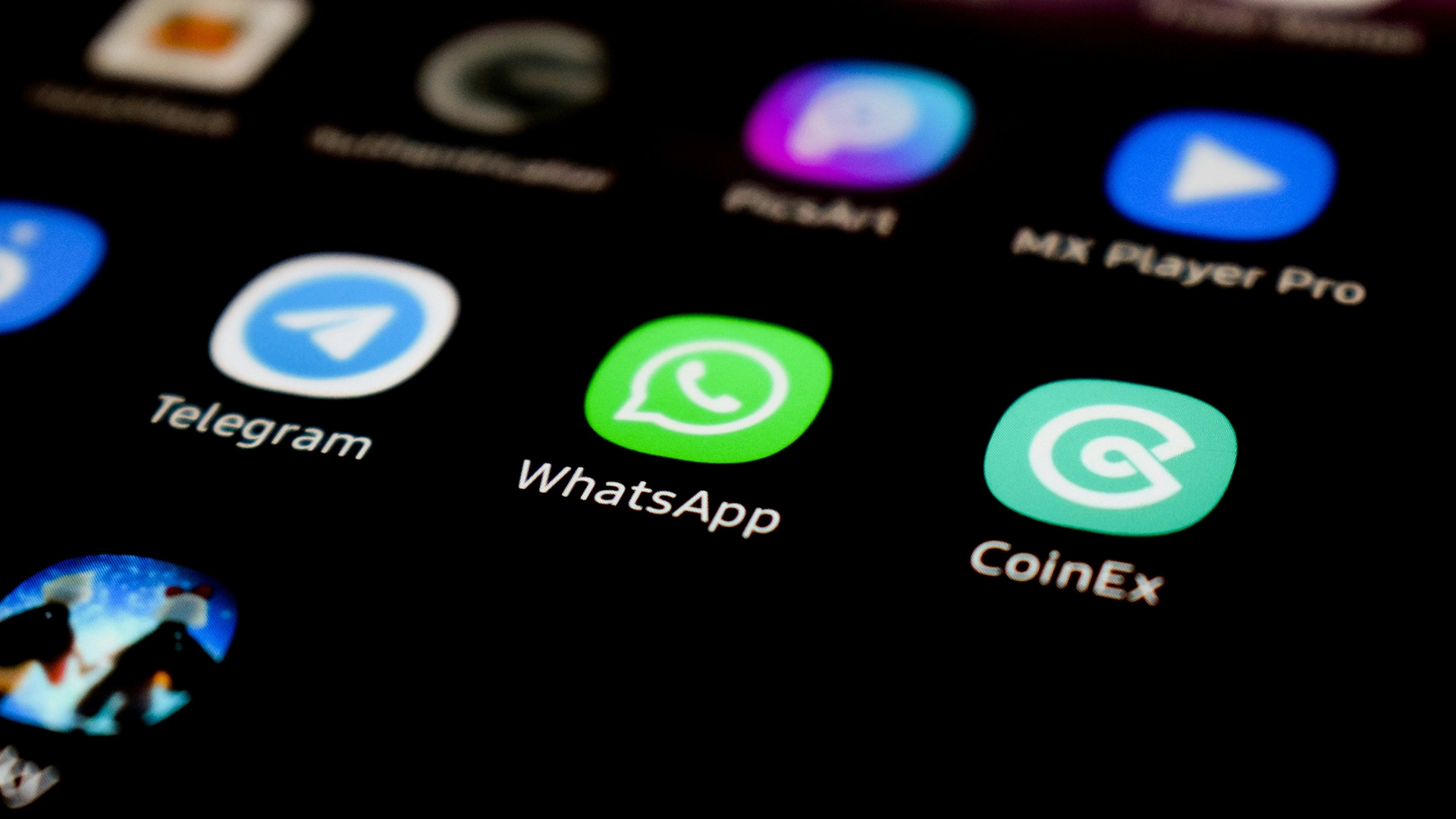WhatsApp Lanceert Advertenties In Status, Voegt Betaalde Kanaalfuncties Toe